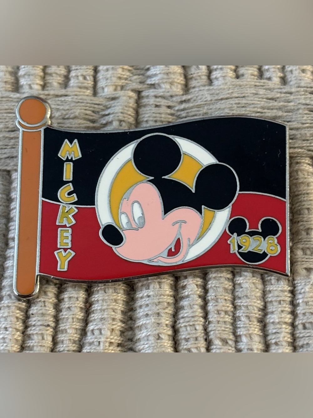 DISNEY 2009 LE 1000 Mickey Mouse Character Flags Collection Pin